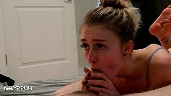 Малышка с радостью прыгнула к парню в задницу