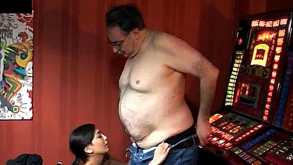 Генри Сладкая девушка целует своего родителя и пытается его заполучить