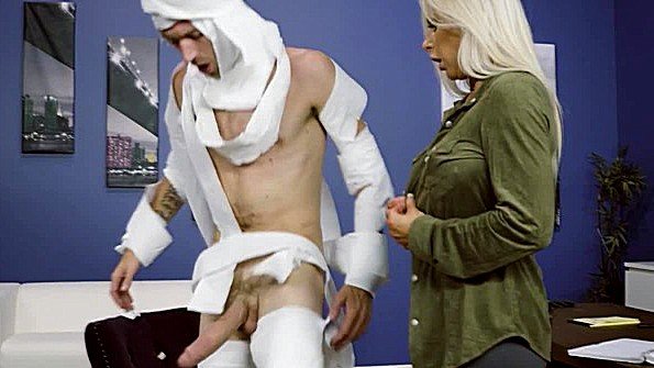 Разные брюнеточные вибраторы для разных отверстий