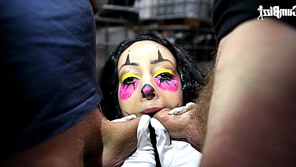 Удовольствие брюнетке в заднице после жадного сосания члена