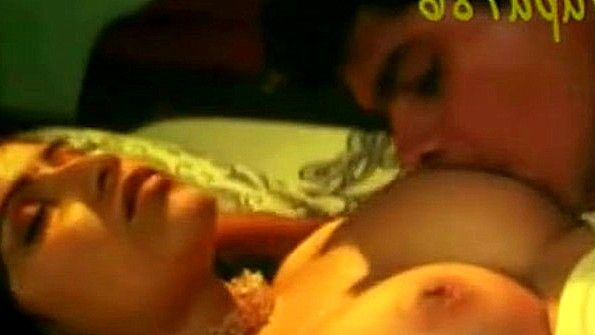 Он сидит на резиновой подошве прекрасной рабыни и лишен возможности кончить