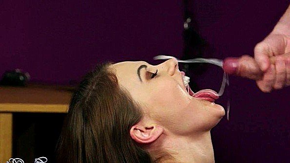 Мускулистый чернокожий мужчина активно трахает шлюху