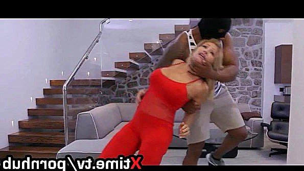 Грудастая любительница снимает трусики для секса