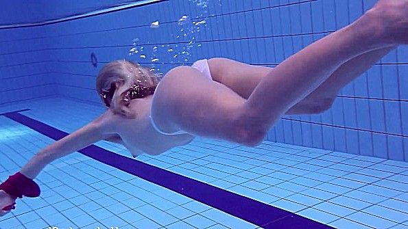 Фотосессия девушки заканчивается обычным онанизмом