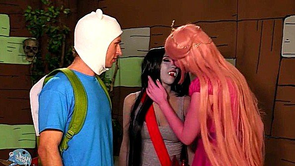 Мужчина поместил секретаршу в табличную форму и приступил к сексу с ней