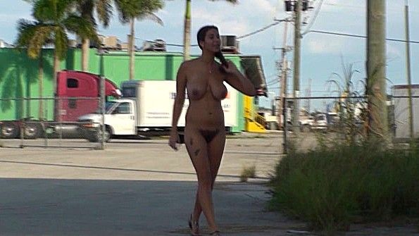 Она приезжает к своему возлюбленному и проводит с ним время на природе