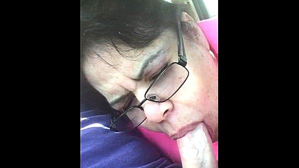 Кокетливая мисс медленно ласкает себя в постели