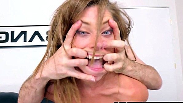 Азиатская красавица уверенно мастурбирует на фотокамеру