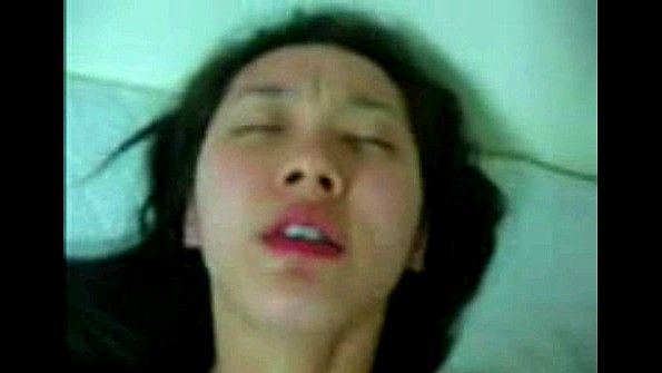 Девочка увидела, как ее родительница мастурбирует, и приступил к ее приставаниям