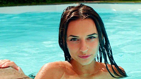 Пышногрудая брюнетка активно ласкает себя в душе