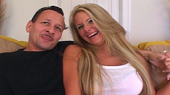 Грудастая малышка стонет от варварского секса в постели