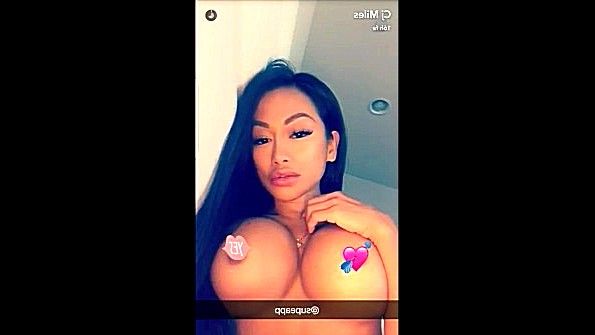 Сучка в необычном костюме яростно кончает в сети