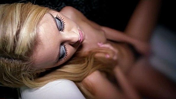 Голубая малышка наслаждается анальной драмой