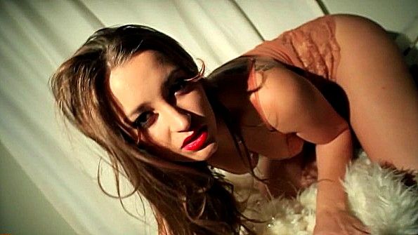 Я помогаю мисс раздеться и сплю с ней, пока она не кончит ей в рот