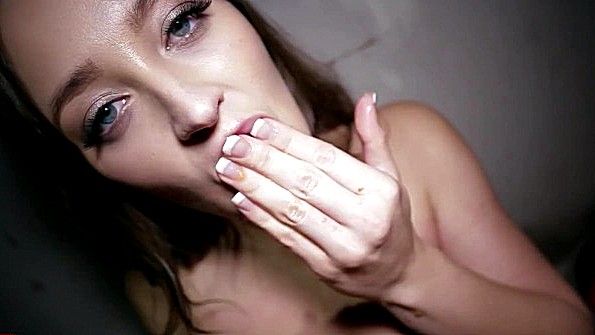 Он трахает взрослую женщину в ротовую полость и оставляет там свою сперму