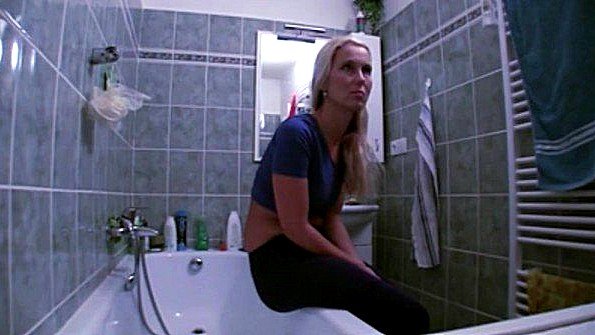 Два вибратора помогают шлюхе кончить