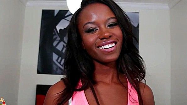 Развращенная блондинка активно трахается с чернокожим парнем