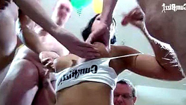 Азиатка-одиночка флиртует со своим любимым вибратором