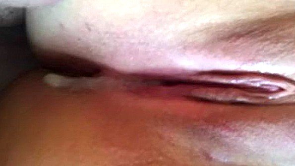 Великолепная малышка смело мастурбирует на кухне