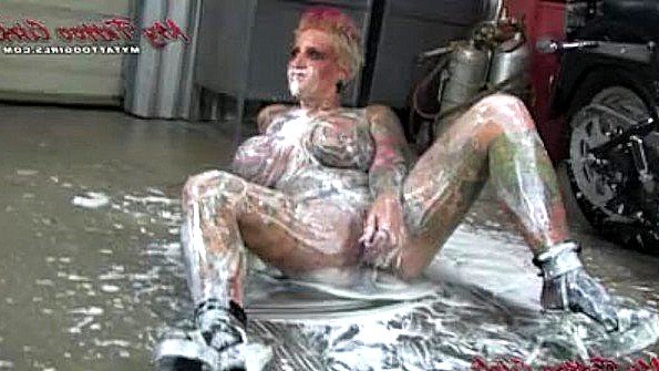 Чешская сучка активно трахается в порнографическом дайджесте