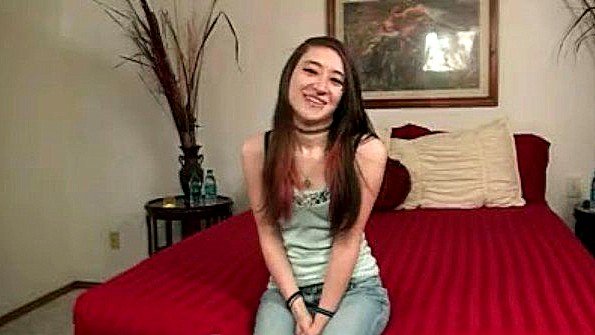 Соблазнительная взрослая женщина в интимной одежде научит парня, как правильно трахаться