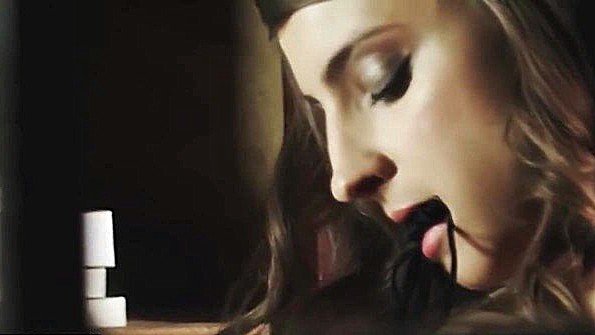 Чернокожая взрослая женщина удивляет белого мужчину своей похотливостью