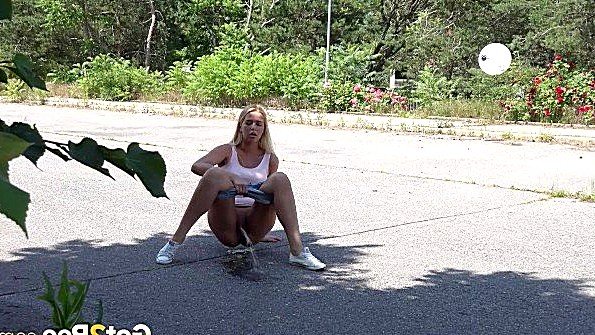 Возбужденная девушка занимается кунилингусом на кровати