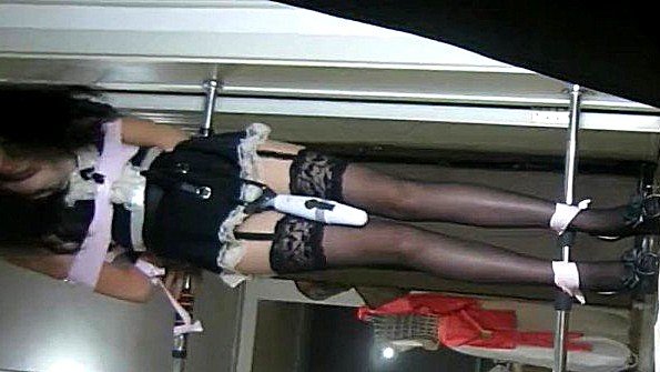 Взрослая японка бережно ласкает свою пизду пальцем