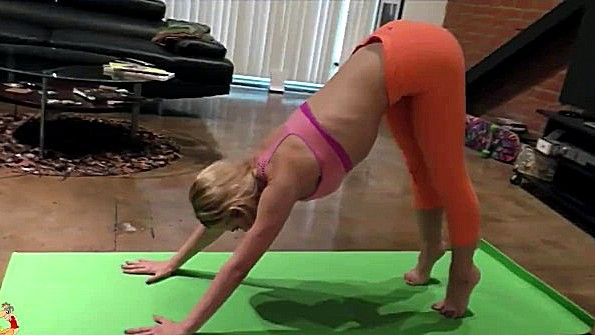 Зрелая шлюха решила ласкать свою пизду дилдо