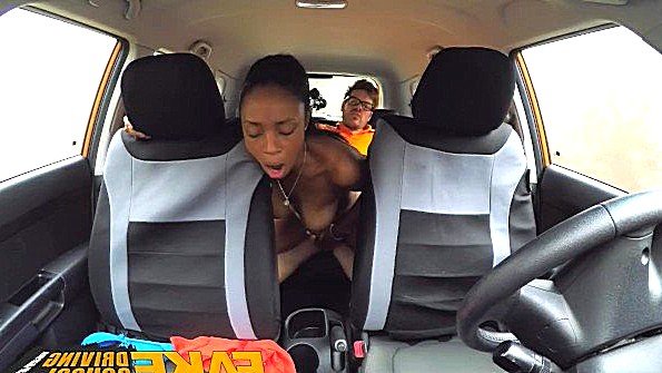 Взрослая чернокожая женщина гордится своей очень небритой пиздой