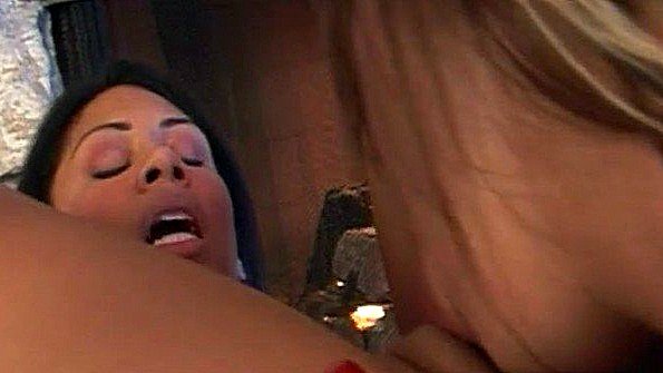 Возбужденная взрослая азиатка наслаждается двухбазным вторжением