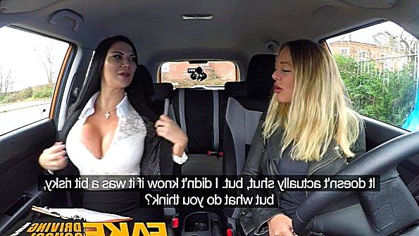 Он расширил задницу брюнетки анальной пробкой и переспал с ней