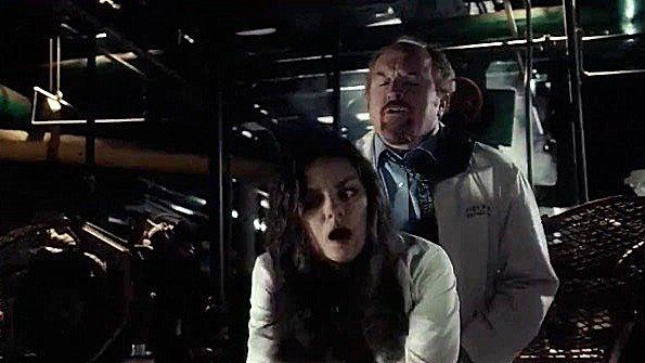 Двое выпивают в микроавтобусе и жадно трахаются