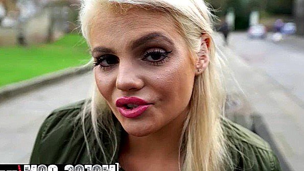 Красивая брюнетка наслаждается сексом на земле