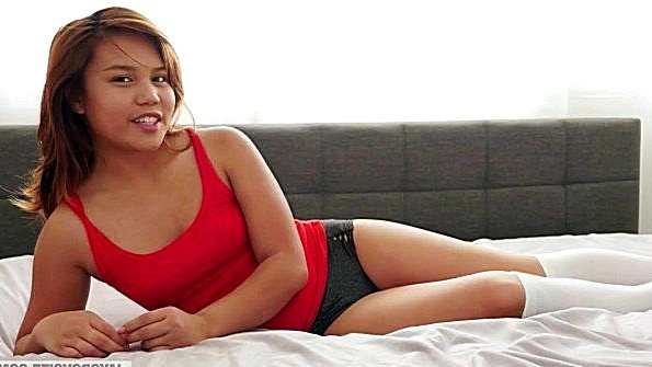 Взрослая японка с огромными сосками дрочит несколько членов