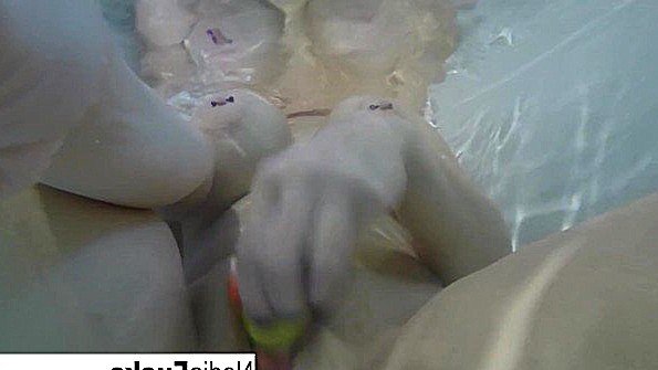 Чернокожий парень трахает тощую сучку до тех пор, пока она не истощится