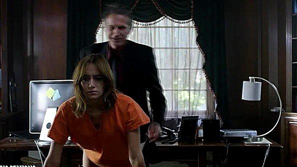 Похотливая мисс смело трахается на кожаном диване