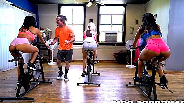 Она показывает водителю такси свою прекрасную грудь и спит с ним