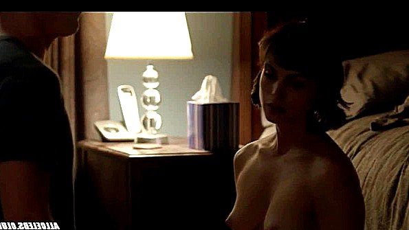 Черная сука сосёт член белого парня