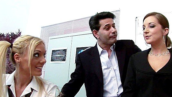 Великолепная красавица в нижнем белье удивляет мужчину сексом