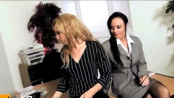 Худая девчонка позволила своему родителю-мужчине трахнуть себя, что было трудно