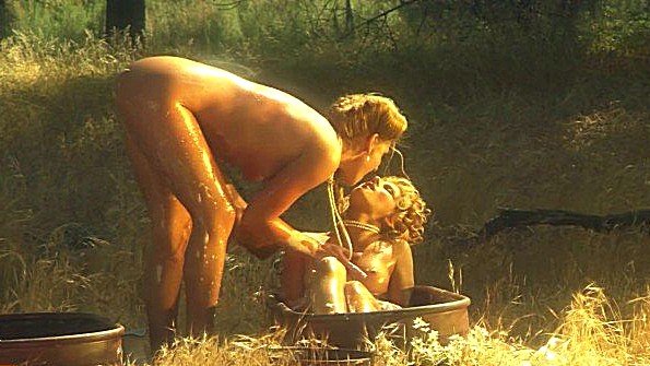 Примерно трахнуть рыжую сучку в задницу и заклеймить ее пищевую ценность