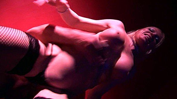 Две сучки заставляют богатого человека заниматься жестким сексом с парнем, пока он не сойдет с ума