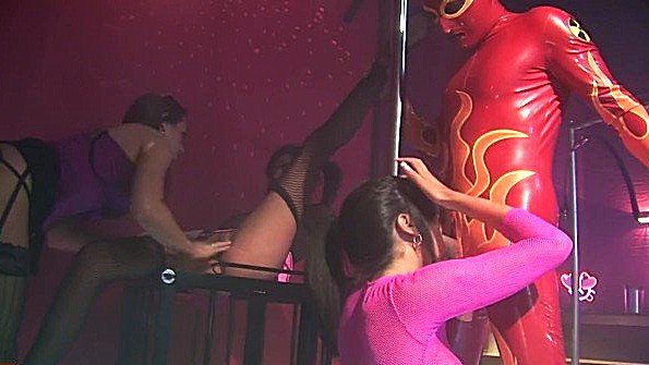 Мисс решает проверить парня на прочность и переспать с ним