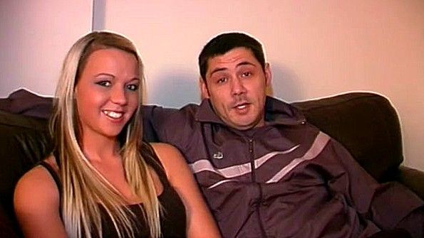 Пышногрудая взрослая женщина резко дрочит член своей грудью