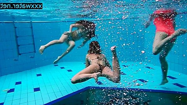 Японка скучает по сосательной резинке и мастурбирует грудью