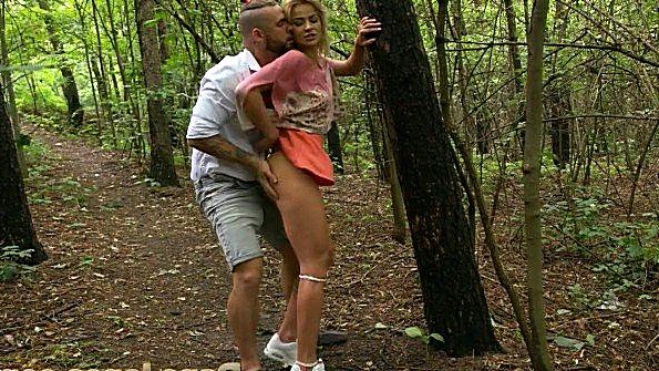 Белый парень трахает двух чернокожих женщин