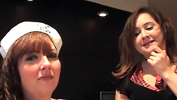 Развратная звезда порнографии обожает сниматься в бикини