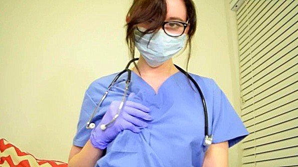 Азиатская взрослая женщина с домашней грудью готова кончить жестко