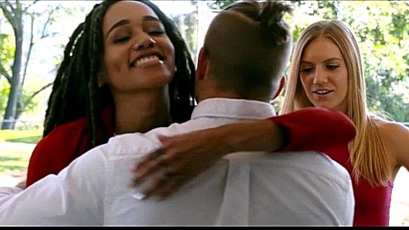 Она не дала парню упасть духом и потребовать, чтобы он ее трахнул